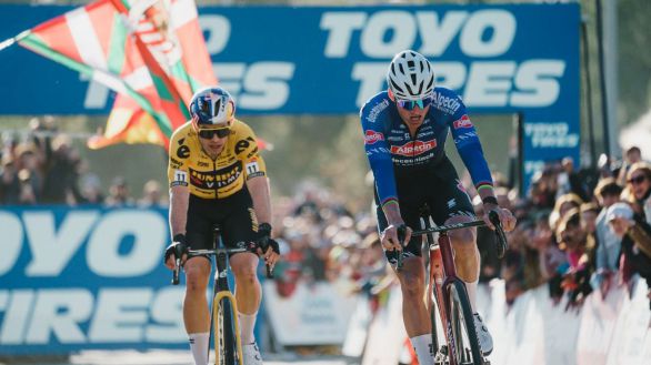 Van der Poel vence a Van Aert en un espectacular duelo en Benidorm