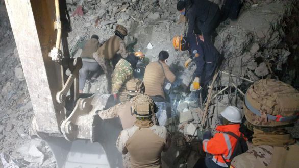 El trabajo de los infantes de la Marina para rescatar a un niño vivo en Turquía