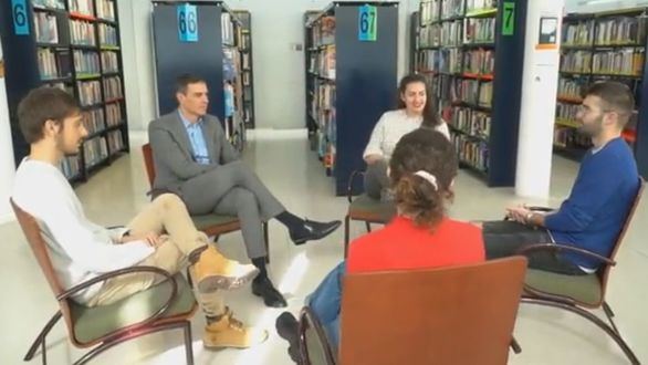 Sánchez obliga a cerrar una biblioteca pública de Fuenlabrada para grabarse con figurantes