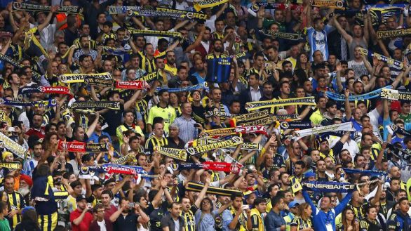 La hinchada del Fenerbahçe pide la dimisión del Gobierno tras el terremoto y Erdogan les castiga