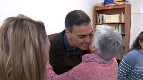 Sánchez vuelve a lucirse rodeado de mujeres vinculadas al PSOE