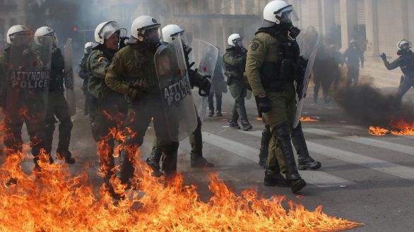 Masivas protestas en Grecia por el accidente de tren en el que murieron 57 personas