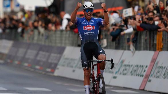 Milán-San Remo. Van der Poel se luce y se corona en la 'Classicissima'