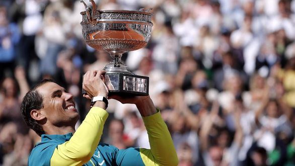 Nadal recibe en su academia la réplica de su estatua en Roland Garros