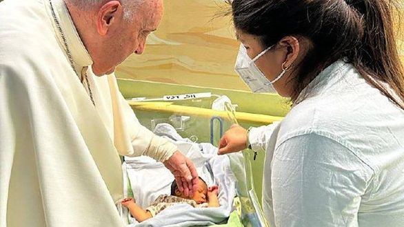 El Papa visita a niños ingresados y bautiza a un bebé en el hospital
