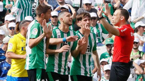 LaLiga. El Betis pierde la cabeza y el Cádiz gana vida