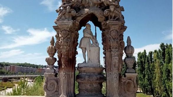 Restauradas las estatuas de San Isidro y Santa María de la Cabeza del Puente de Toledo