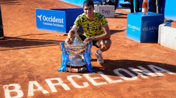 Conde de Godó. Alcaraz se confirma como la 'bestia negra' de Tsitsipas y alza su segundo Abierto de Barcelona