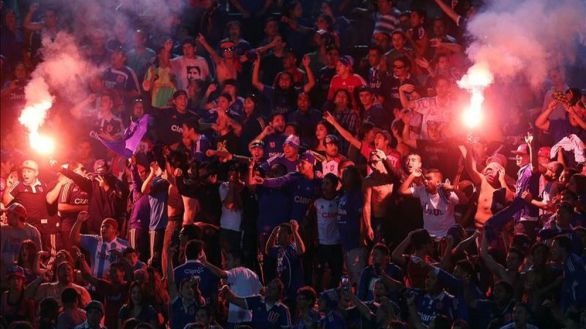 Unos graves incidentes en la grada suspenden el clásico universitario en Chile