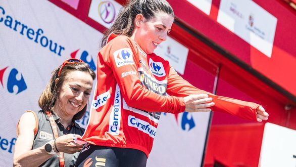 Vuelta a España. Henderson es la primera líder tras el triunfo del Jumbo Visma en la contrarreloj por equipos