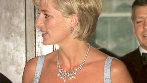Sale a subasta el famoso colgante del 'Lago de los cisnes' de la princesa Diana