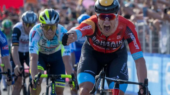 Giro de Italia. Milan se impone en el primer esprint y Evenepoel sigue líder