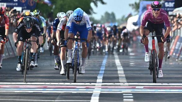 Giro 2023. Dainese triunfa en Caorle y Thomas continúa con la 'maglia' rosa