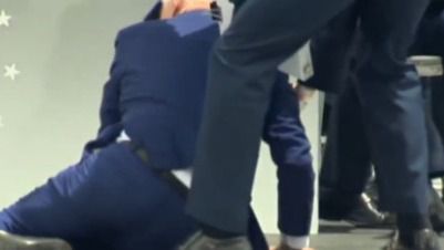 Así ha sido la aparatosa caída que ha sufrido Biden en un escenario