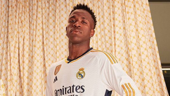 El Real Madrid presenta su nueva camiseta: franjas doradas y detalles en azul