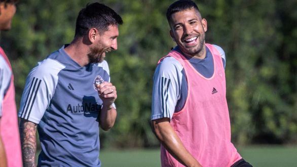 Jordi Alba saca pecho: 
