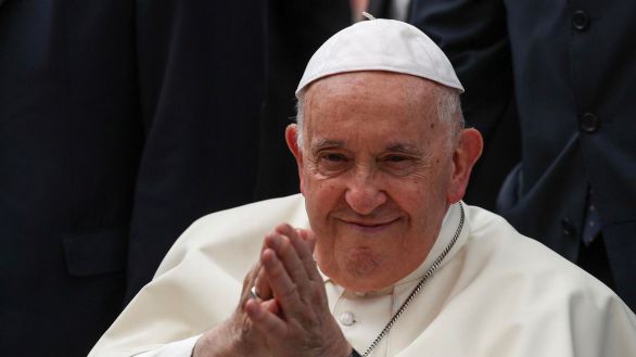 El Papa pide políticas para proteger el medio ambiente y ayudar a los jóvenes
