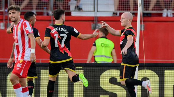 LaLiga. El Rayo sube el telón con una victoria plácida en Almería