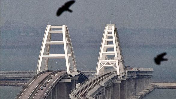 Ucrania vuelve a atacar el puente de Crimea y avanza en su ofensiva en el sur del país