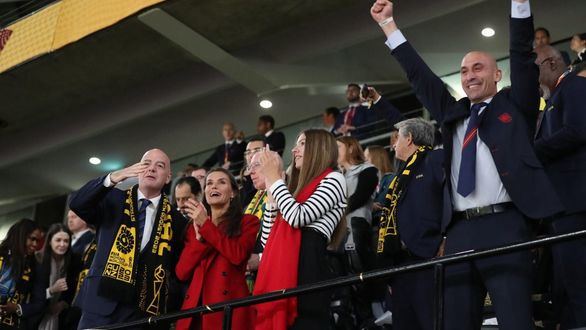 Rubiales, envuelto en otro vídeo polémico: se toca sus genitales en plena celebración