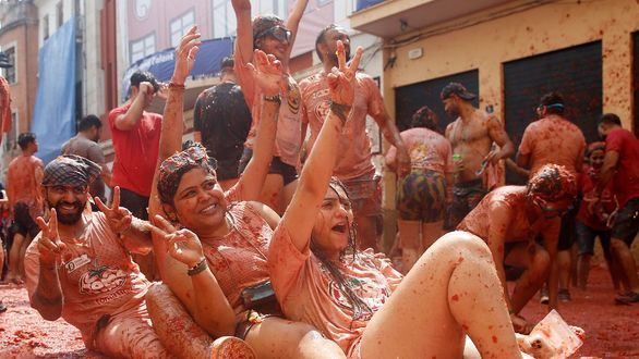 El rojo colorea de nuevo Buñol en una Tomatina internacional y multitudinaria