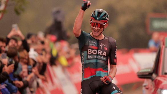 Vuelta a España. Kämna se impone en solitario y Kuss continúa líder