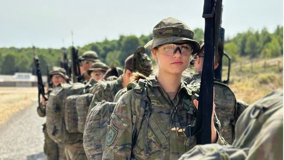 Nuevas imágenes de la Princesa Leonor: ejercicios con un fusil y en el agua