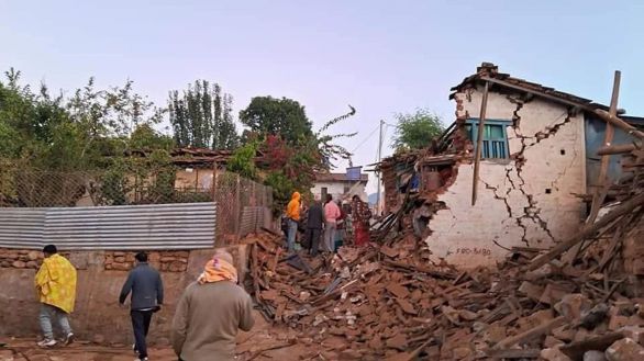 Un nuevo terremoto sacude el oeste de Nepal tras el seísmo del viernes que dejó 153 muertos