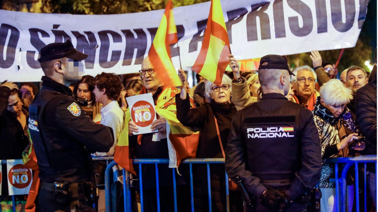 Tres detenidos en la protesta contra la amnistía ante la sede del PSOE ...
