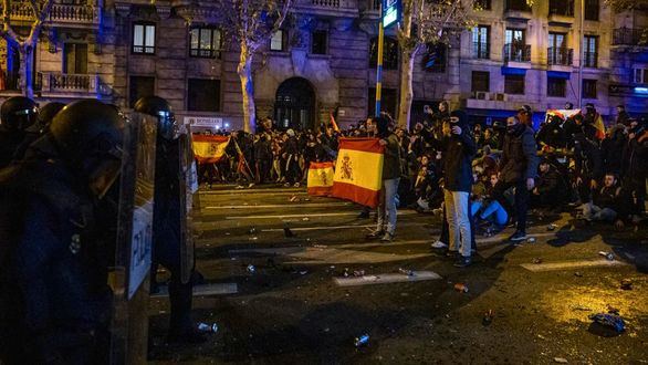 Ultras revientan la protesta en Ferraz: siete detenidos y 30 policías heridos