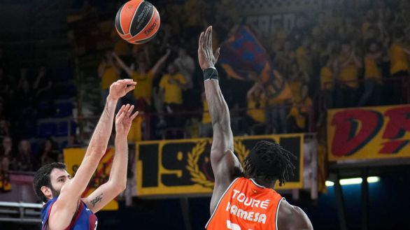 Euroliga. El Barcelona esquiva ante el Valencia una noche terrible