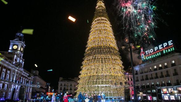 Almeida enciende junto a los actores de Campeonex el alumbrado navideño