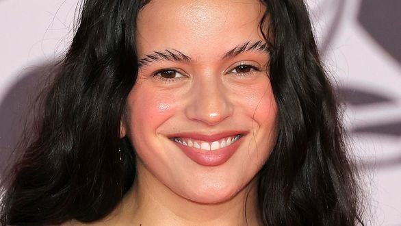 Rosalía y Jeremy Allen White, fotografiados de la mano