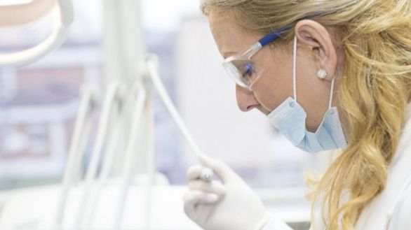 Madrid sufraga prótesis dentales y tratamiento de caries a los mayores de 80 años