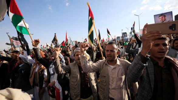 Los hutíes del Yemen reivindican un ataque con misiles y drones contra un barco de EEUU