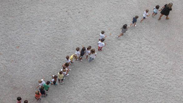 Las mujeres dedican el doble de tiempo al cuidado de los hijos que los hombres