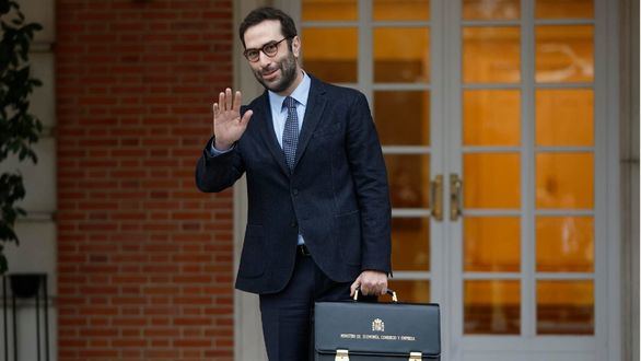 El ministro de Economía prosigue su ronda de contactos con los banqueros españoles