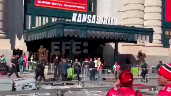 Un muerto y 20 heridos en un tiroteo durante el desfile de la Super Bowl