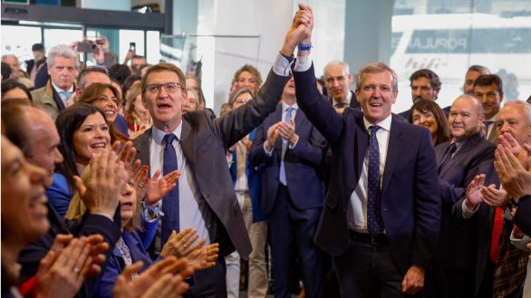 Ambiente festivo en Génova 13 para celebrar el "fracaso del modelo sanchista"