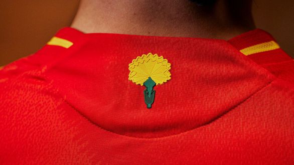 España presenta sus dos camisetas para la Eurocopa de este verano