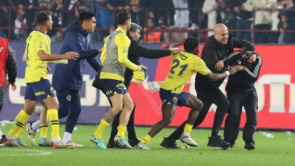 Nuevas imágenes del escándalo del futbol turco: ultras y jugadores del Fenerbahçe, a palos