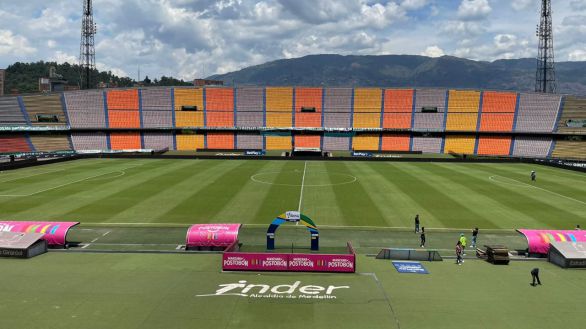 Insólito: un aficionado le tira una navaja desde la grada a un jugador en el derbi de Medellín