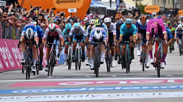 Giro Italia. Merlier le gana el cara a cara a Milan en un duelo espectacular