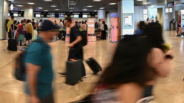 Cancelados el 70% de los vuelos en París Orly el sábado por una huelga de controladores