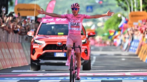 Giro Italia. Récord brutal de Pogacar con guiño enternecedor a un niño incluido
