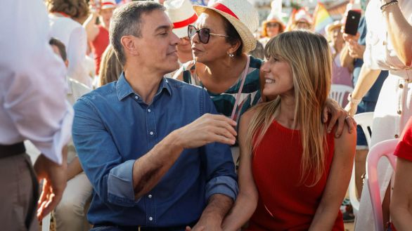 Begoña Gómez reaparece junto a Pedro Sánchez en un mitin del PSOE en Benalmádena