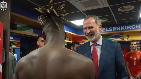 El Rey felicita a los jugadores en el vestuario: 