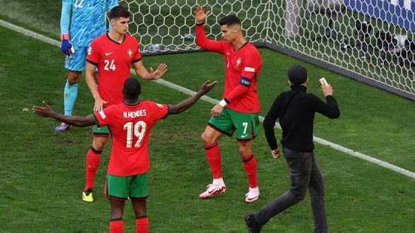 La seguridad de la UEFA, en la diana: varias personas saltaron al césped en el Turquía-Portugal