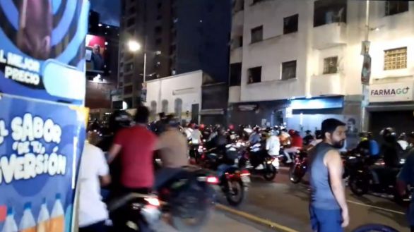 Motorizados chavistas agreden a los ciudadanos que esperan el escrutinio