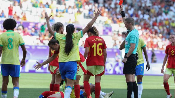 La terrible entrada de la leyenda Marta a Olga Carmona en el España - Brasil